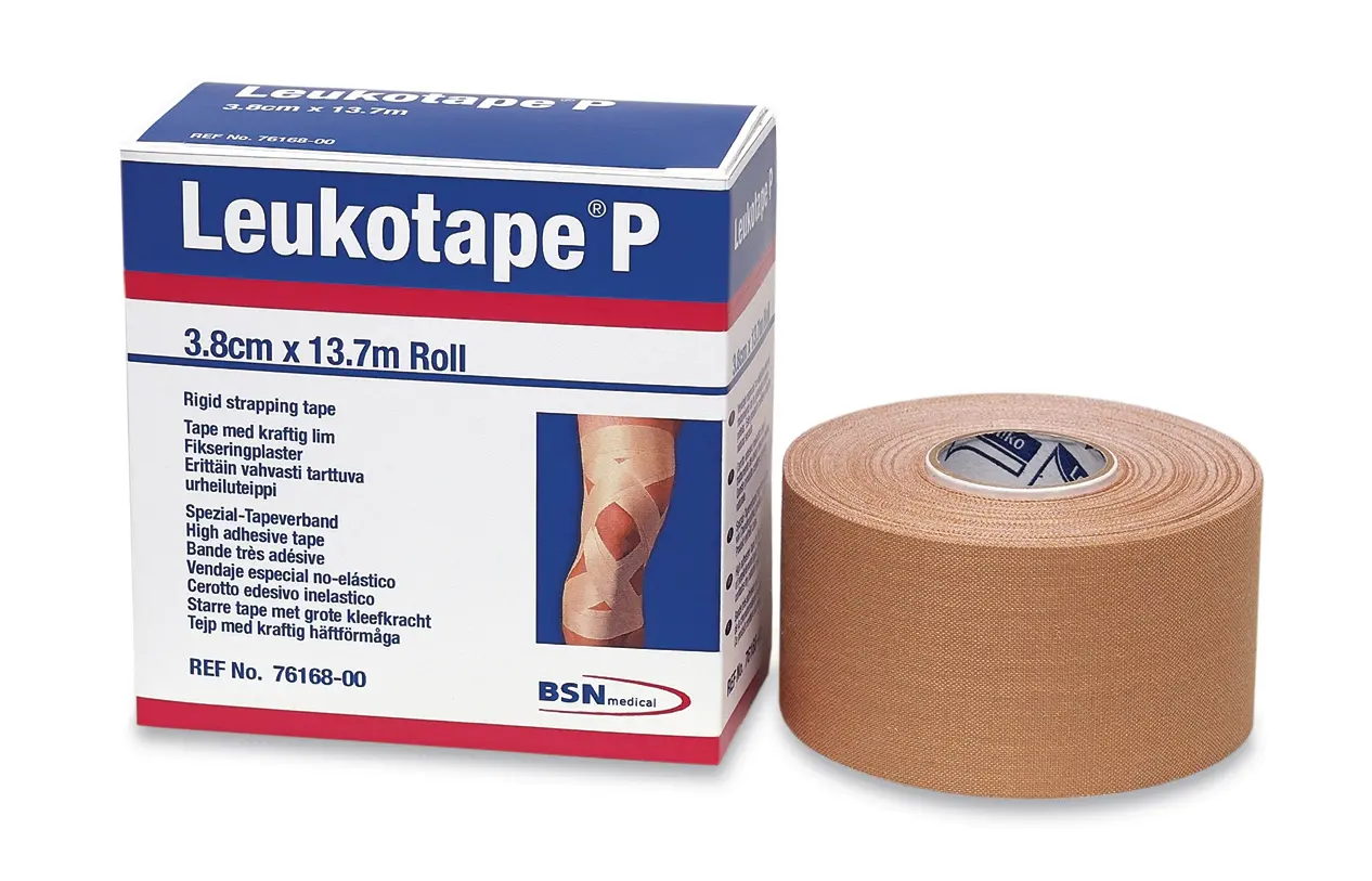 Bande Leukotape P non élastique avec masse adhésive à base d’oxyde de zinc et caoutchouc pour contention rigide.